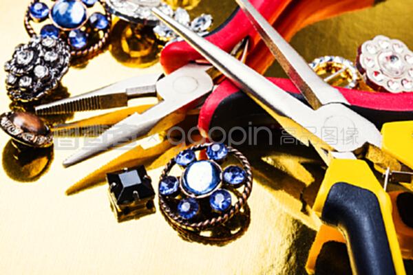 金背景上的珠宝和宝石珠宝制作工具珠宝制作工具和配件